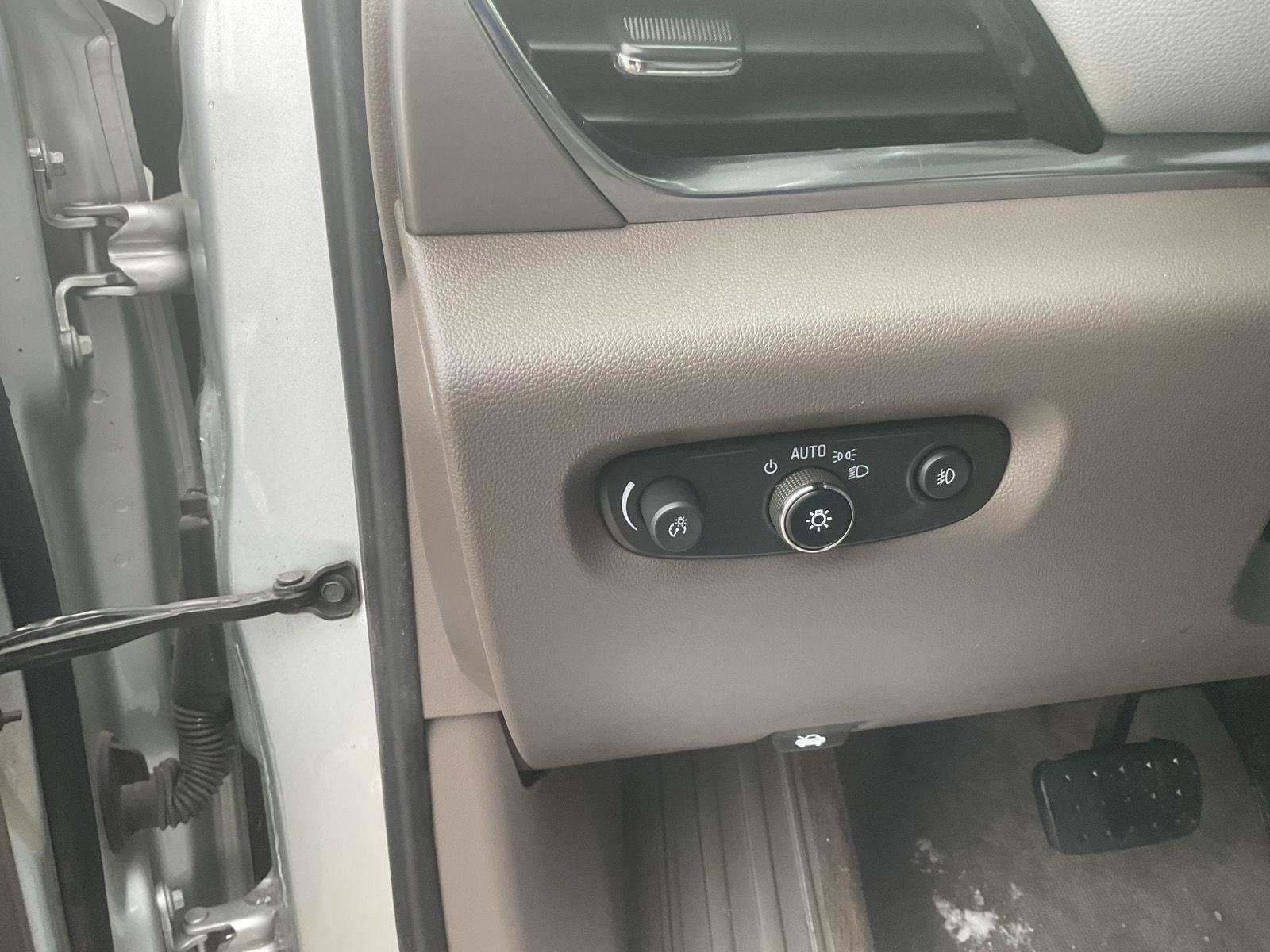 Used 2020 Chevrolet Traverse LT image 10