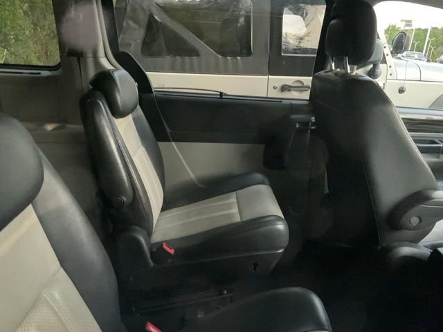 Used 2010 Chrysler Town & Country Touring image 4
