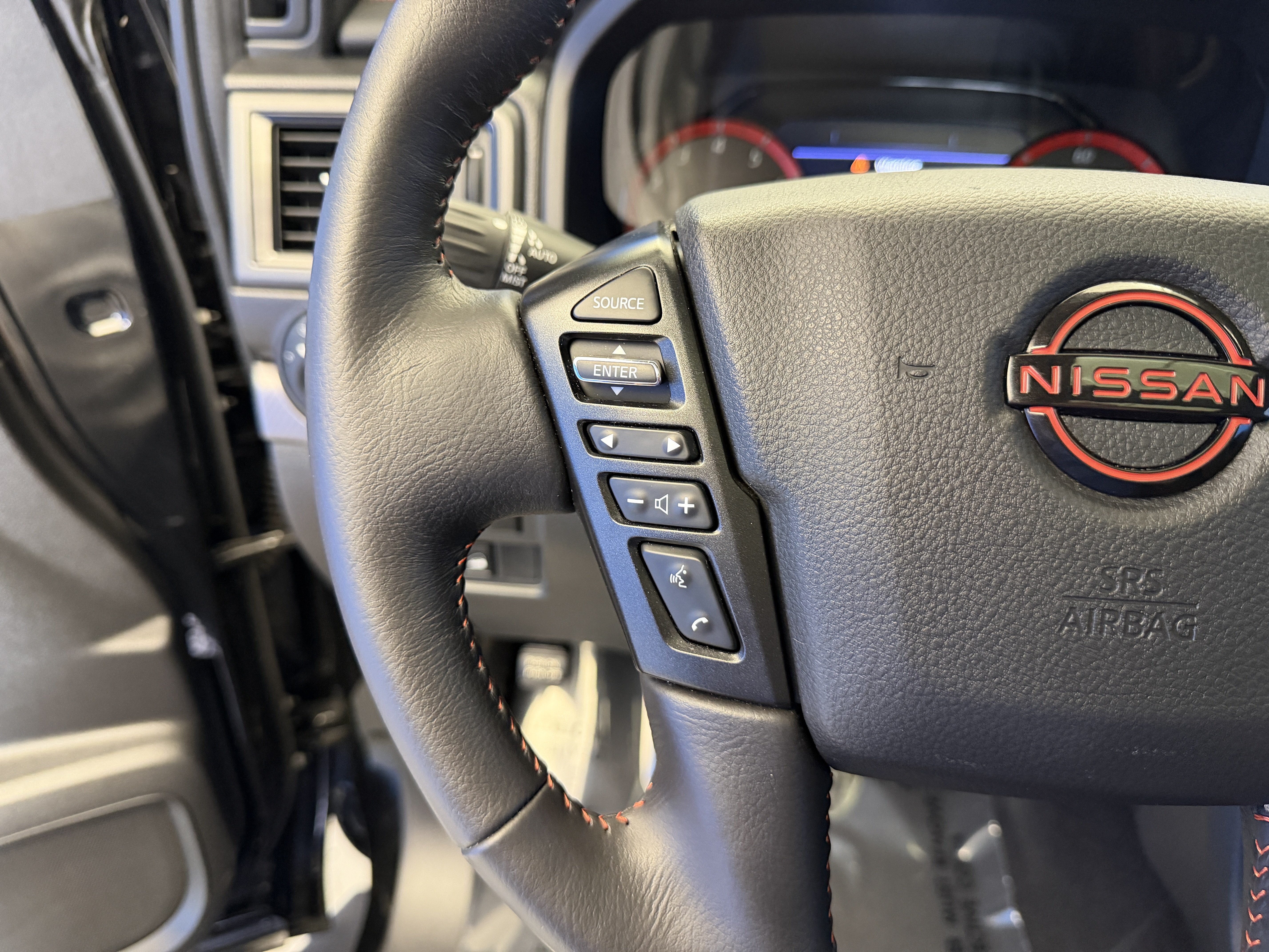 Used 2024 Nissan Titan PRO-4X w/ Pro-4x Convenience Package AWD/4WD image 17