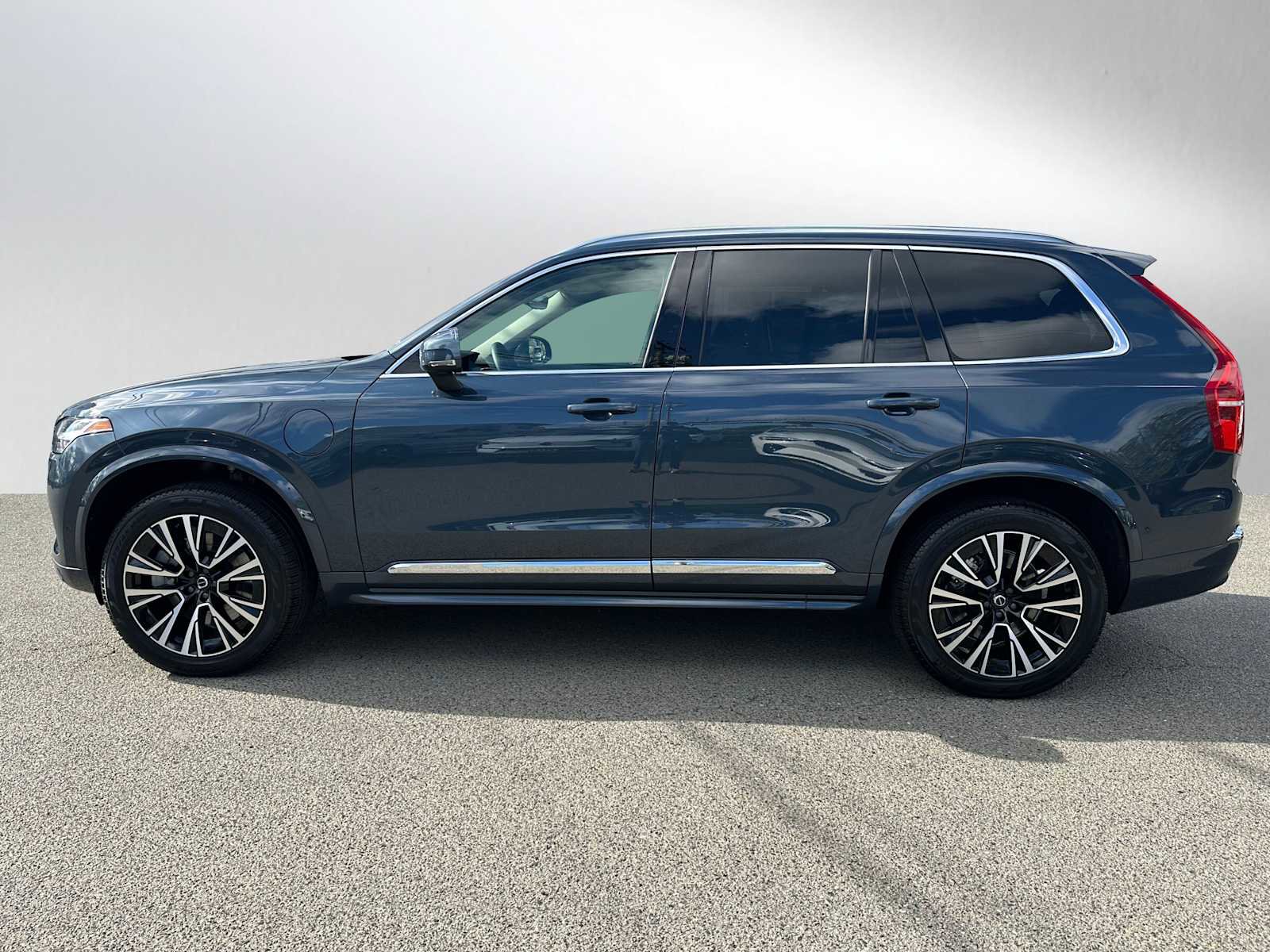 Certified 2023 Volvo XC90 T8 Plus AWD/4WD image 7