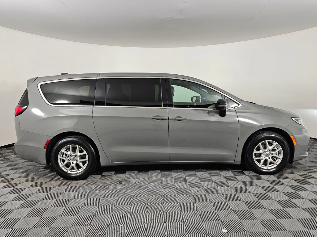 Used 2025 Chrysler Pacifica Select FWD image 2