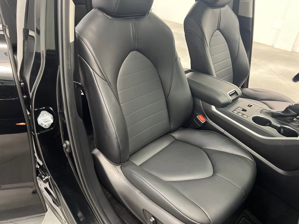 Used 2025 Toyota Highlander XLE FWD image 26