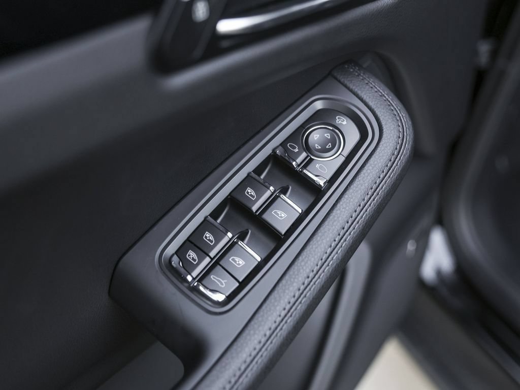 Certified 2026 Porsche Macan AWD/4WD image 32