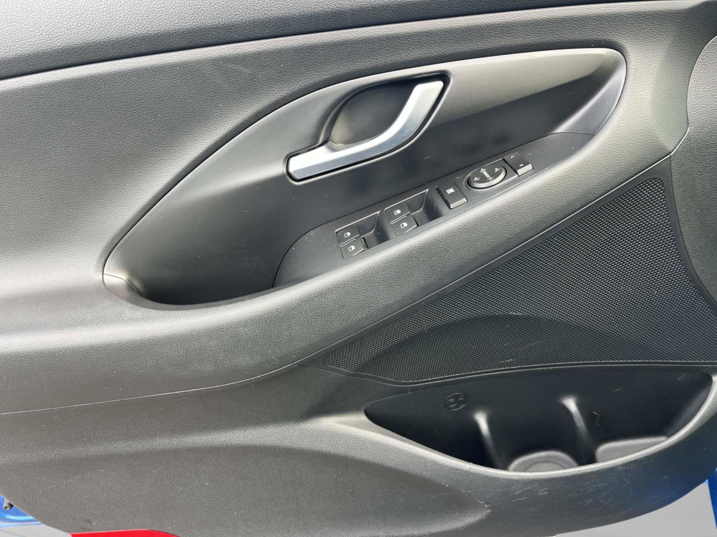 Used 2018 Hyundai Elantra GT image 27