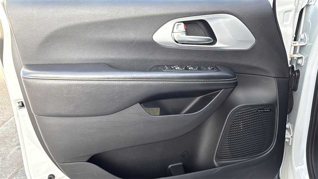 Used 2018 Chrysler Pacifica Touring-L Plus image 12