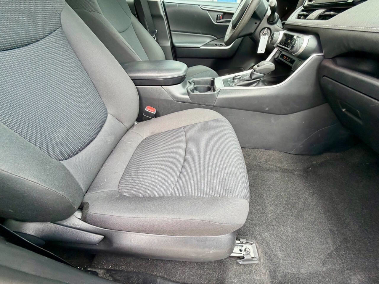 Used 2020 Toyota RAV4 LE AWD/4WD image 40