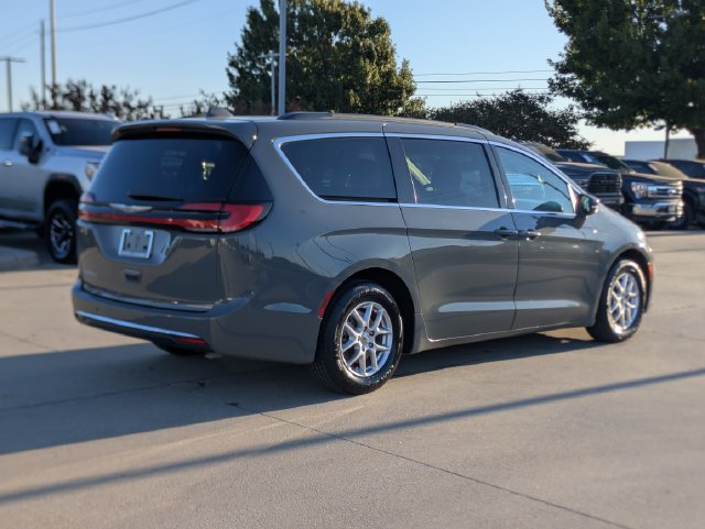 Used 2022 Chrysler Pacifica Touring-L FWD image 5