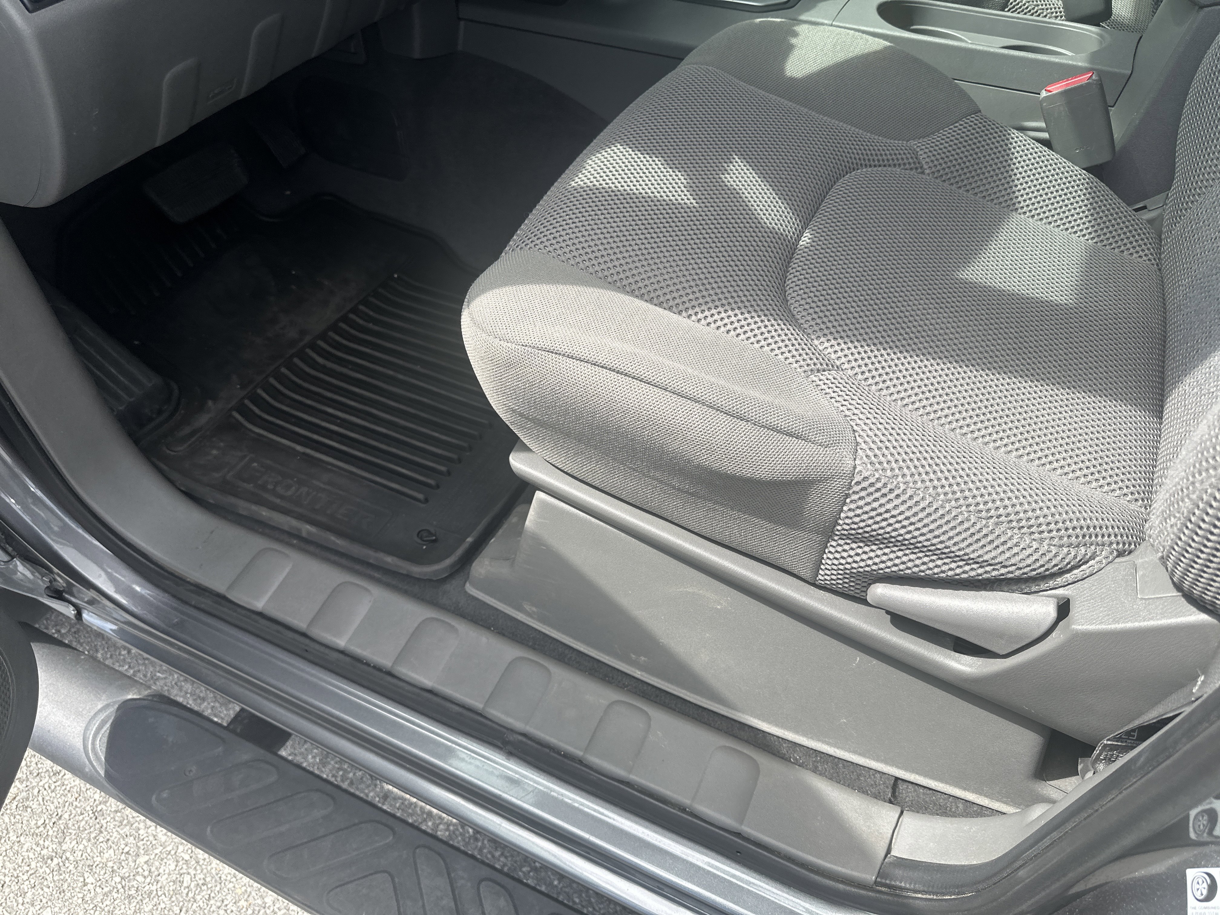 Used 2021 Nissan Frontier SV w/ Midnight Edition Floor Mats AWD/4WD image 16