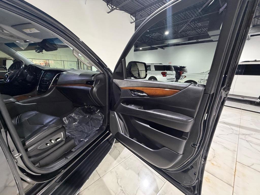 Used 2018 Cadillac Escalade ESV Premium Luxury image 30