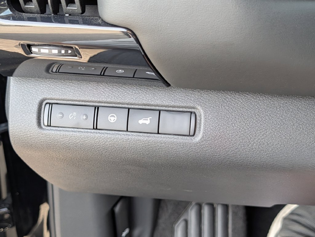 Used 2026 Nissan Pathfinder SV FWD image 24