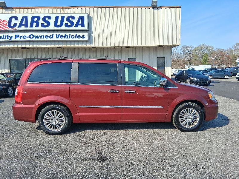 Used 2015 Chrysler Town & Country Touring-L w/ Driver Convenience Group image 11