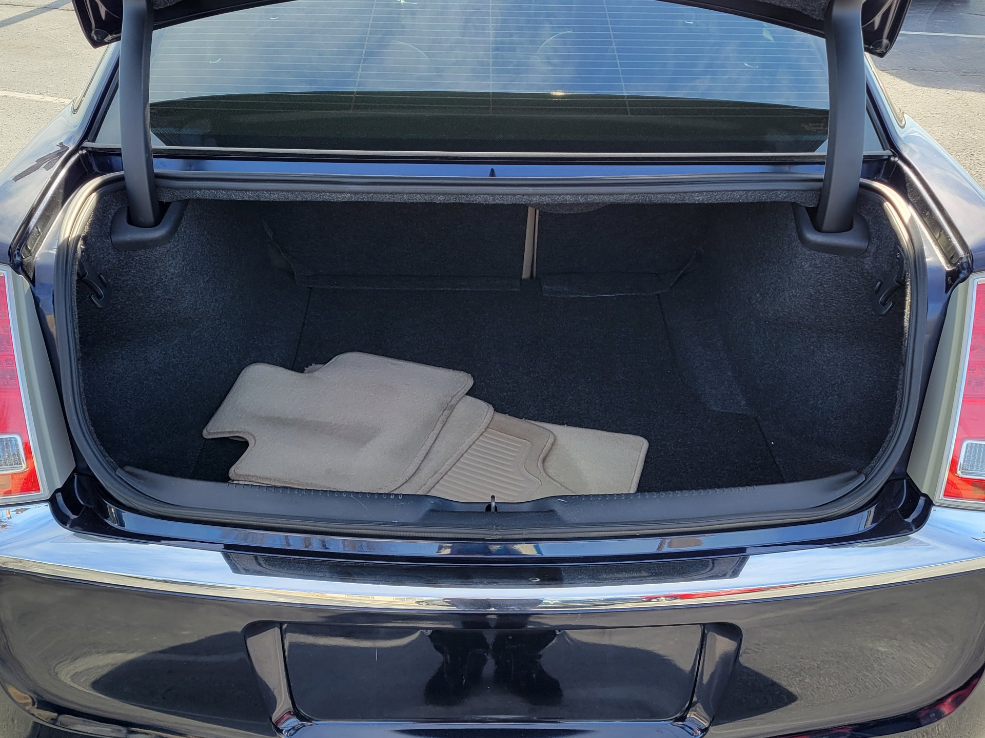 Used 2012 Chrysler 300 Limited image 8