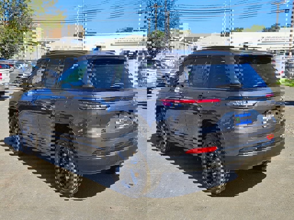 New 2025 Jeep Grand Cherokee Altitude image 3