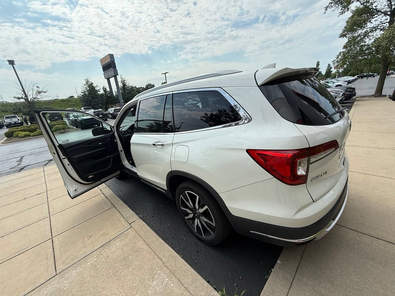 Used 2019 Honda Pilot Touring image 4