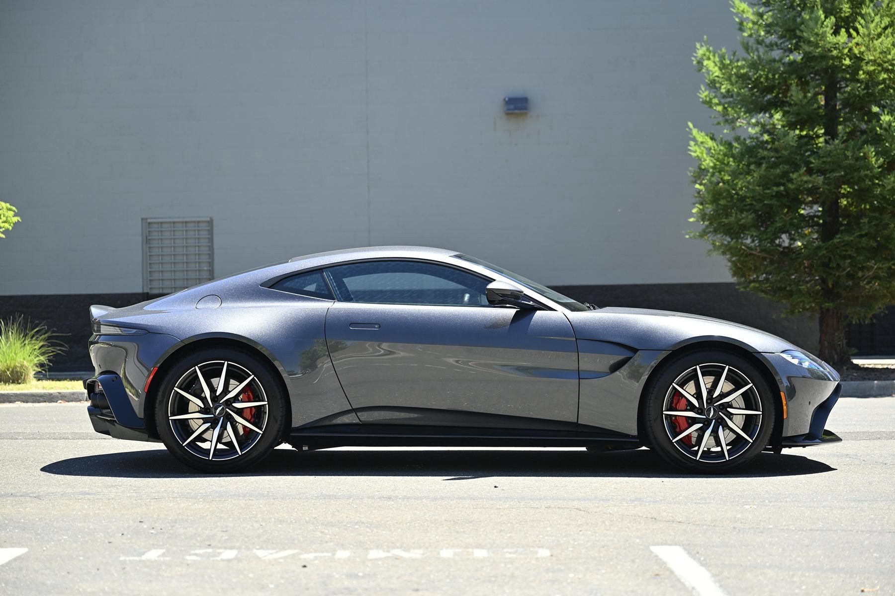 Used 2020 Aston Martin V8 Vantage Coupe RWD image 2