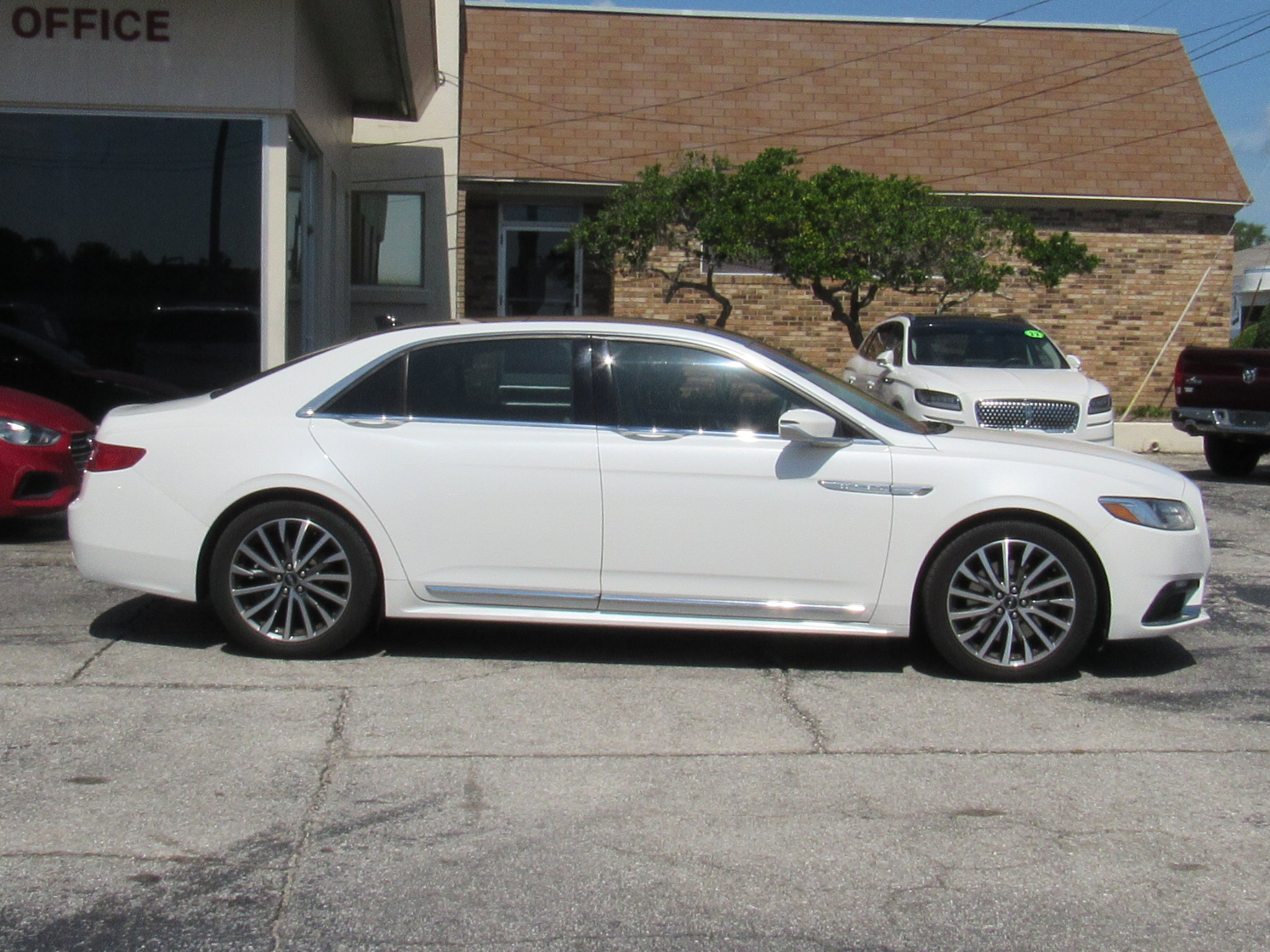 Used 2020 Lincoln Continental w/ Premium Package image 2