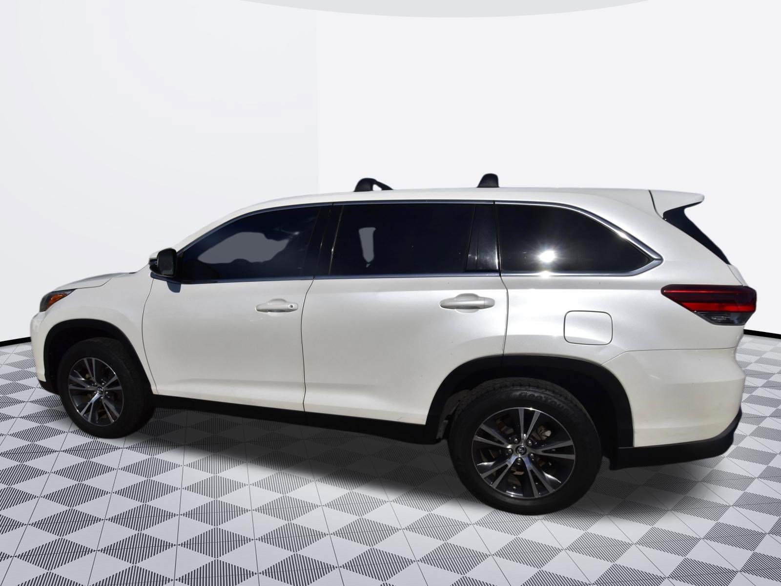 Used 2019 Toyota Highlander LE FWD image 6