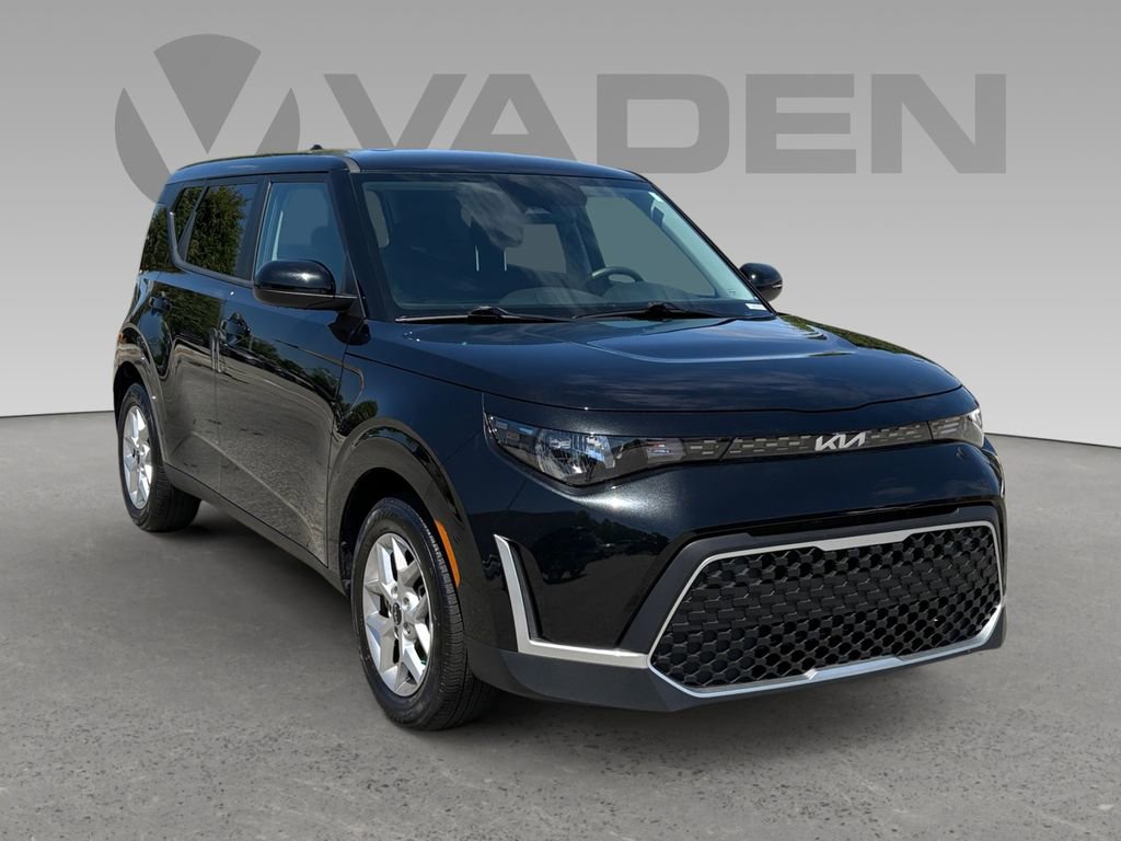 Used 2025 Kia Soul LX FWD image 1