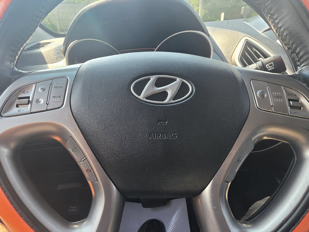 Used 2010 Hyundai Tucson GLS w/ Popular Equipment Pkg 2 FWD image 12