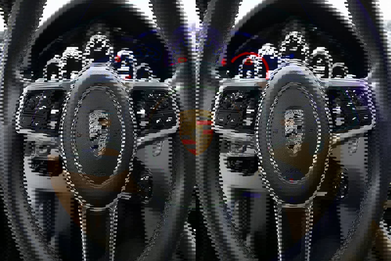 Certified 2022 Porsche Cayenne Platinum Edition image 11