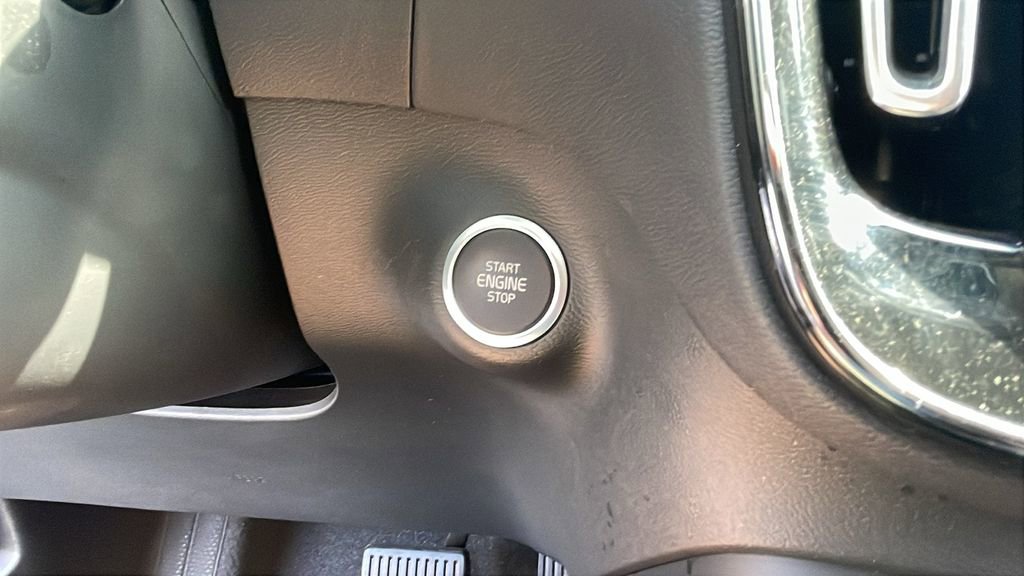 Used 2025 Volvo XC40 B5 Plus image 21