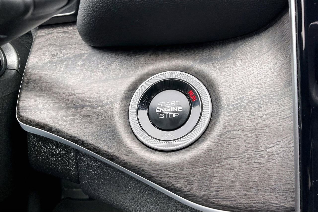 Certified 2025 Jeep Grand Cherokee Limited w/ Black Appearance Package image 29