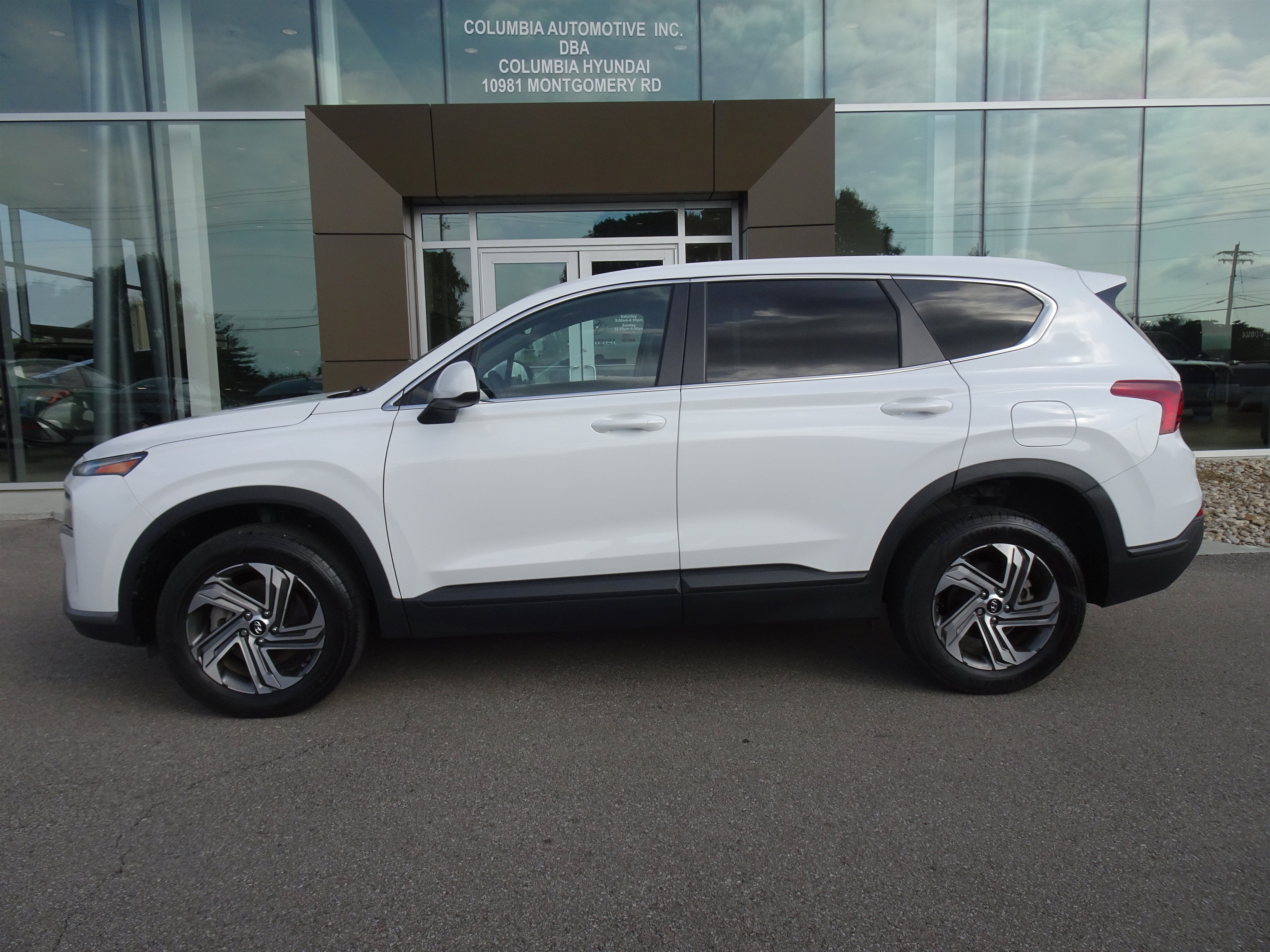 Used 2023 Hyundai Santa Fe SE w/ Cargo Package AWD/4WD image 2