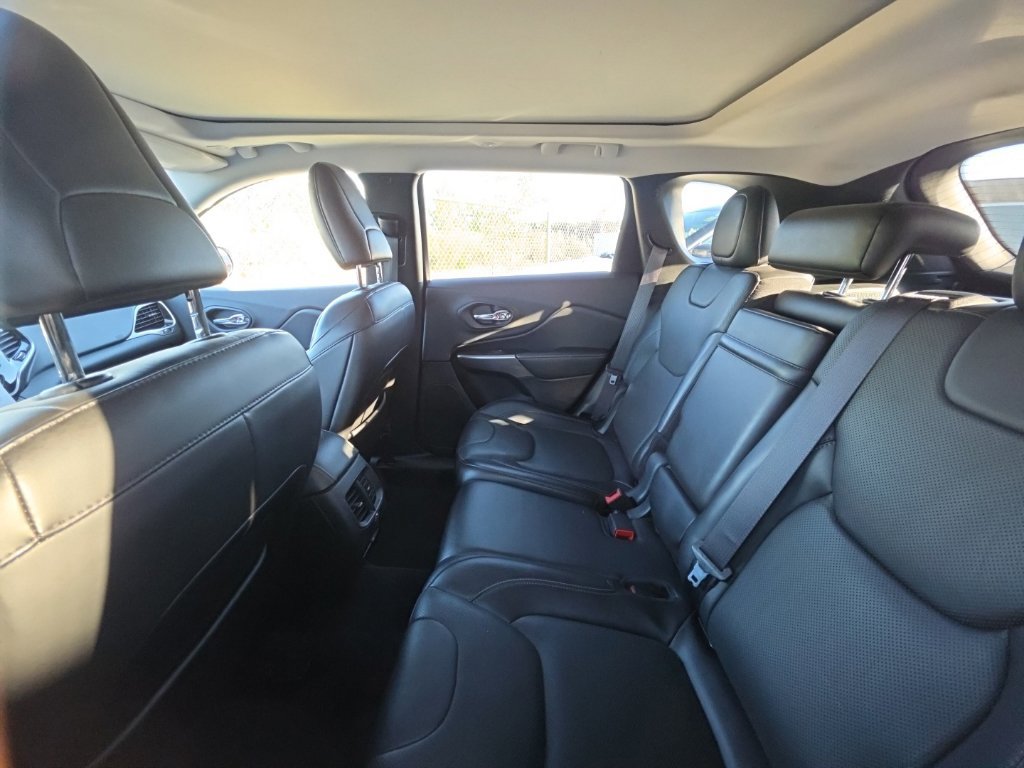 Used 2019 Jeep Cherokee Overland w/ Technology Group AWD/4WD image 9