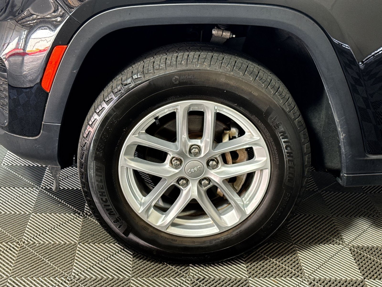 Used 2023 Jeep Grand Cherokee Laredo w/ Trailer Tow Prep Group (B) AWD/4WD image 12