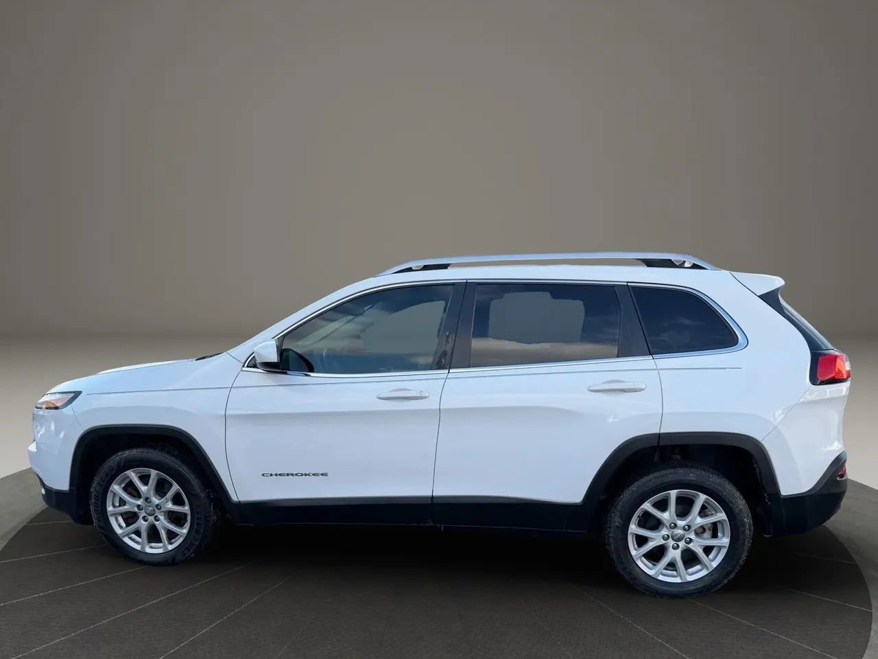 Used 2017 Jeep Cherokee Latitude FWD image 8