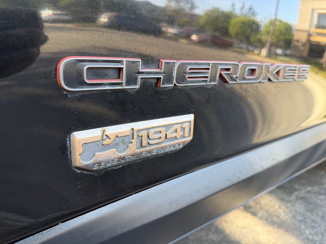 Used 2016 Jeep Cherokee 75th Anniversary FWD image 8