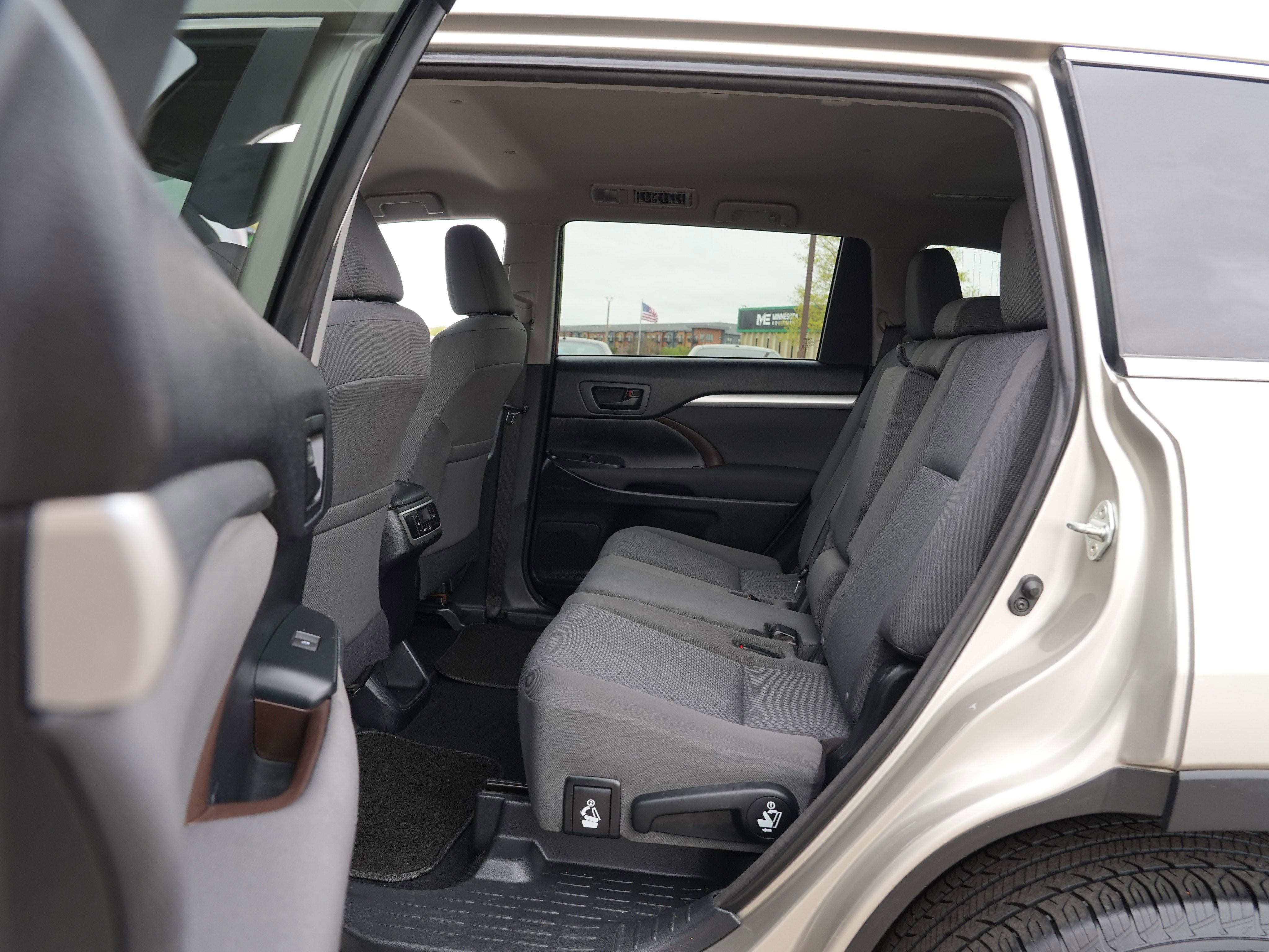 Used 2015 Toyota Highlander LE AWD/4WD image 18