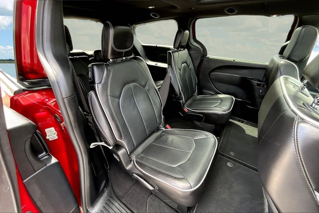 Used 2025 Chrysler Pacifica Limited image 27