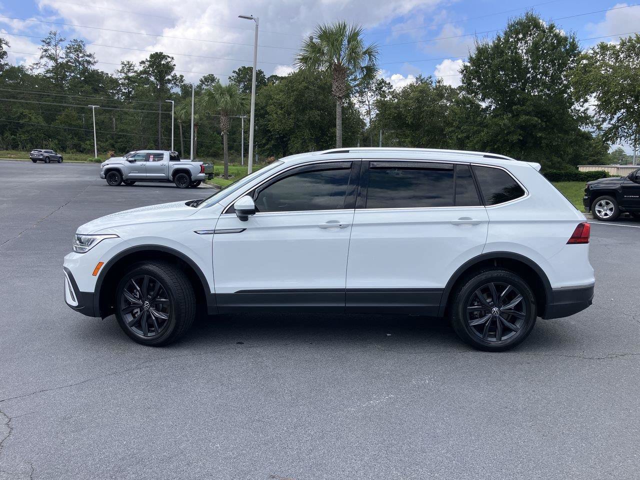 Used 2024 Volkswagen Tiguan SE FWD image 2