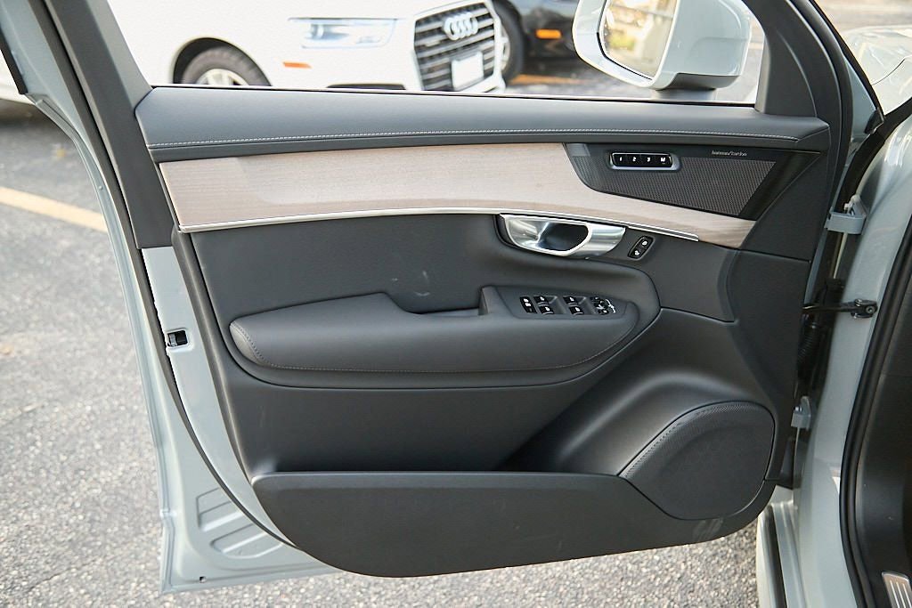 New 2026 Volvo XC90 B6 Plus w/ Protection Package Premier image 9