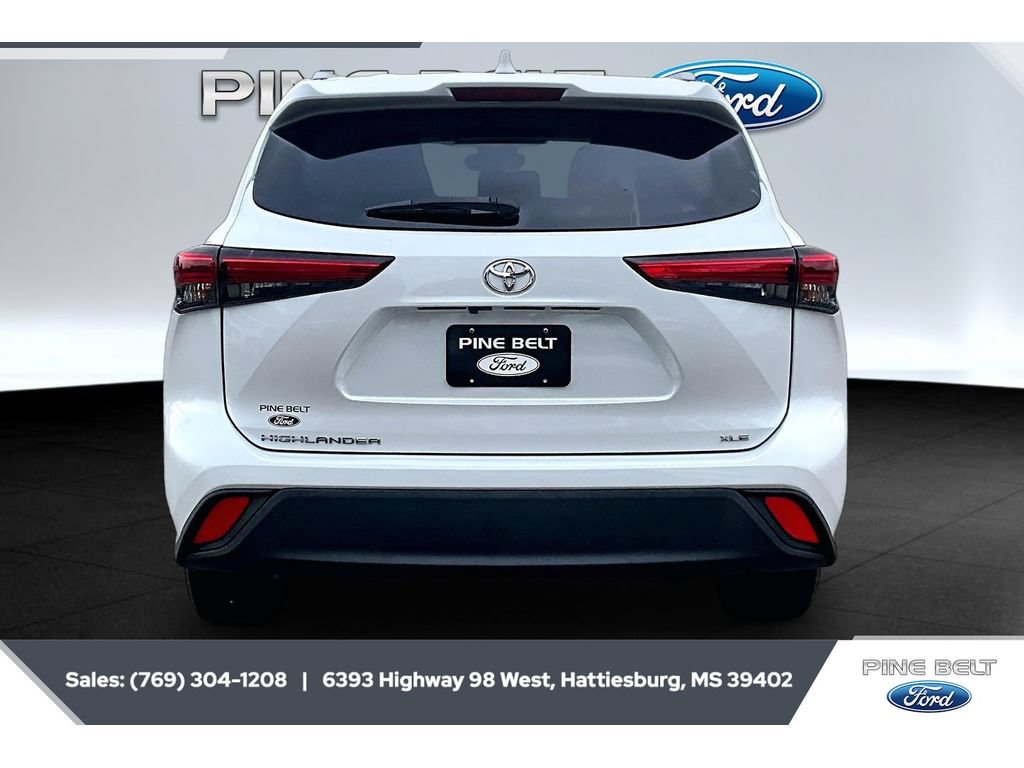 Used 2023 Toyota Highlander XLE FWD image 4