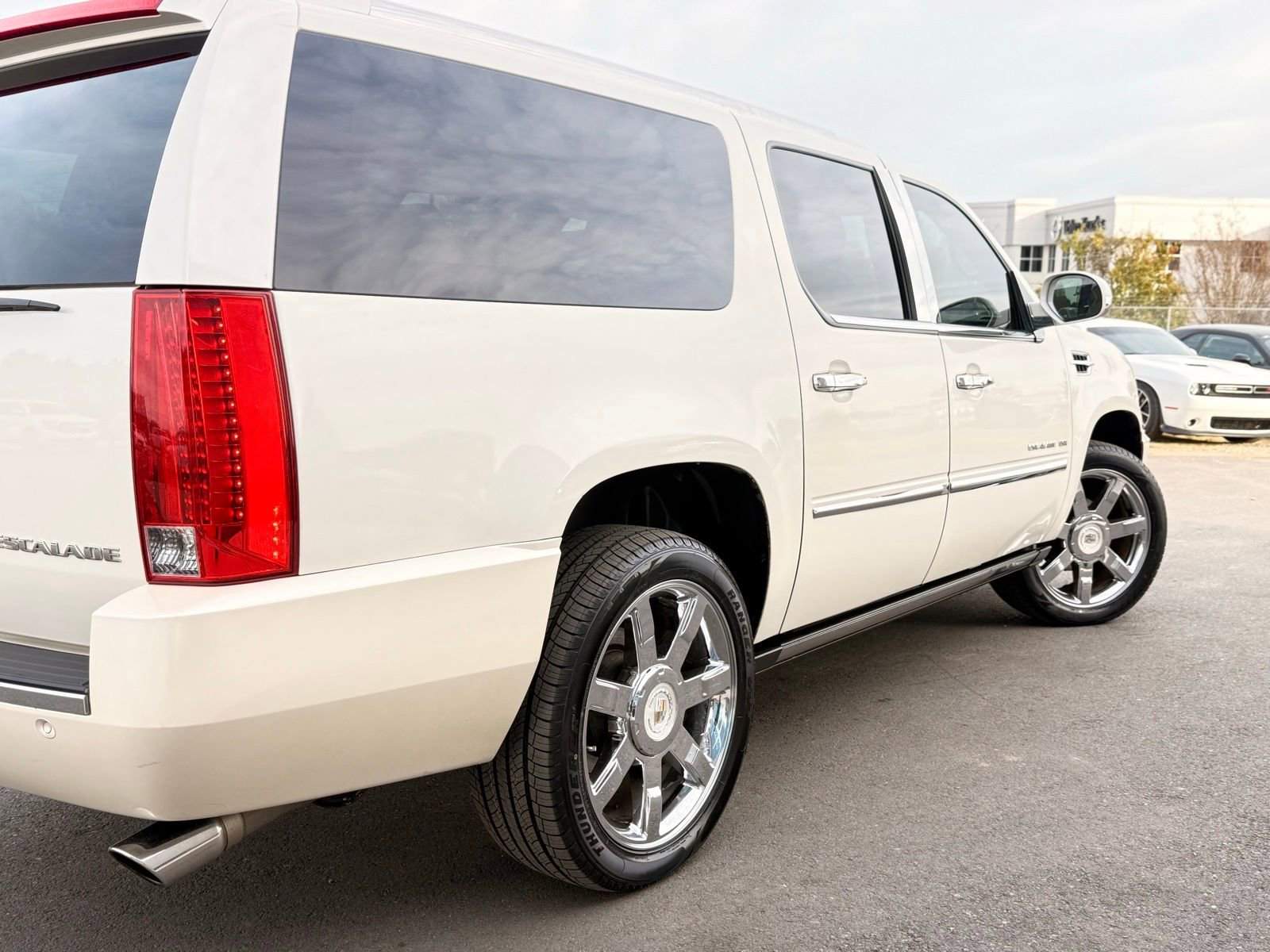Used 2012 Cadillac Escalade ESV Luxury image 20