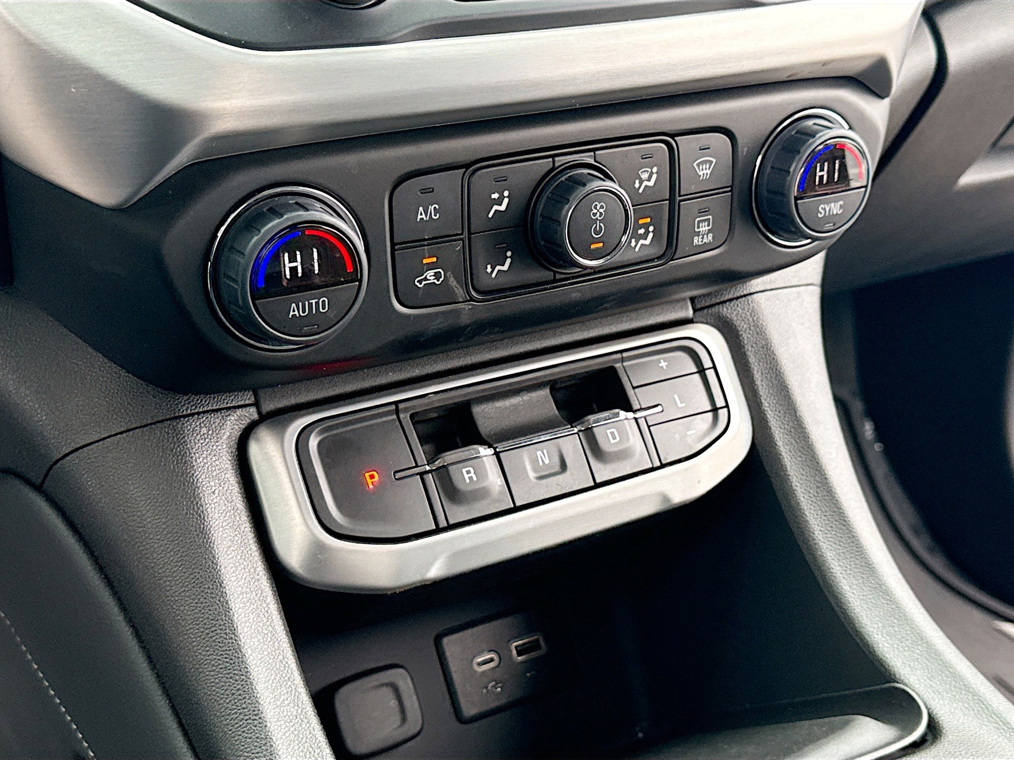 Used 2023 GMC Acadia SLE w/ Driver Convenience Package image 10