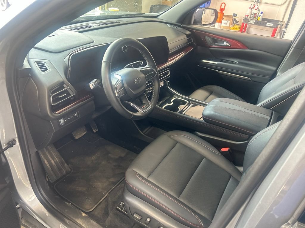 Used 2025 Chevrolet Traverse Z71 AWD/4WD image 3