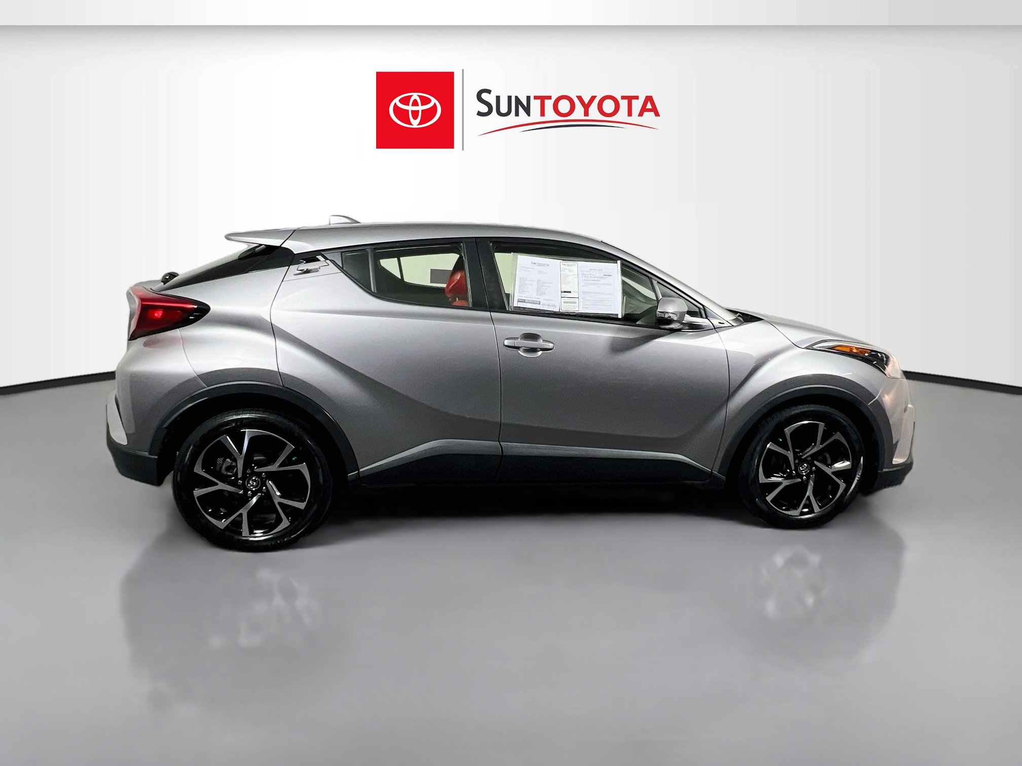 Used 2019 Toyota C-HR XLE FWD image 2
