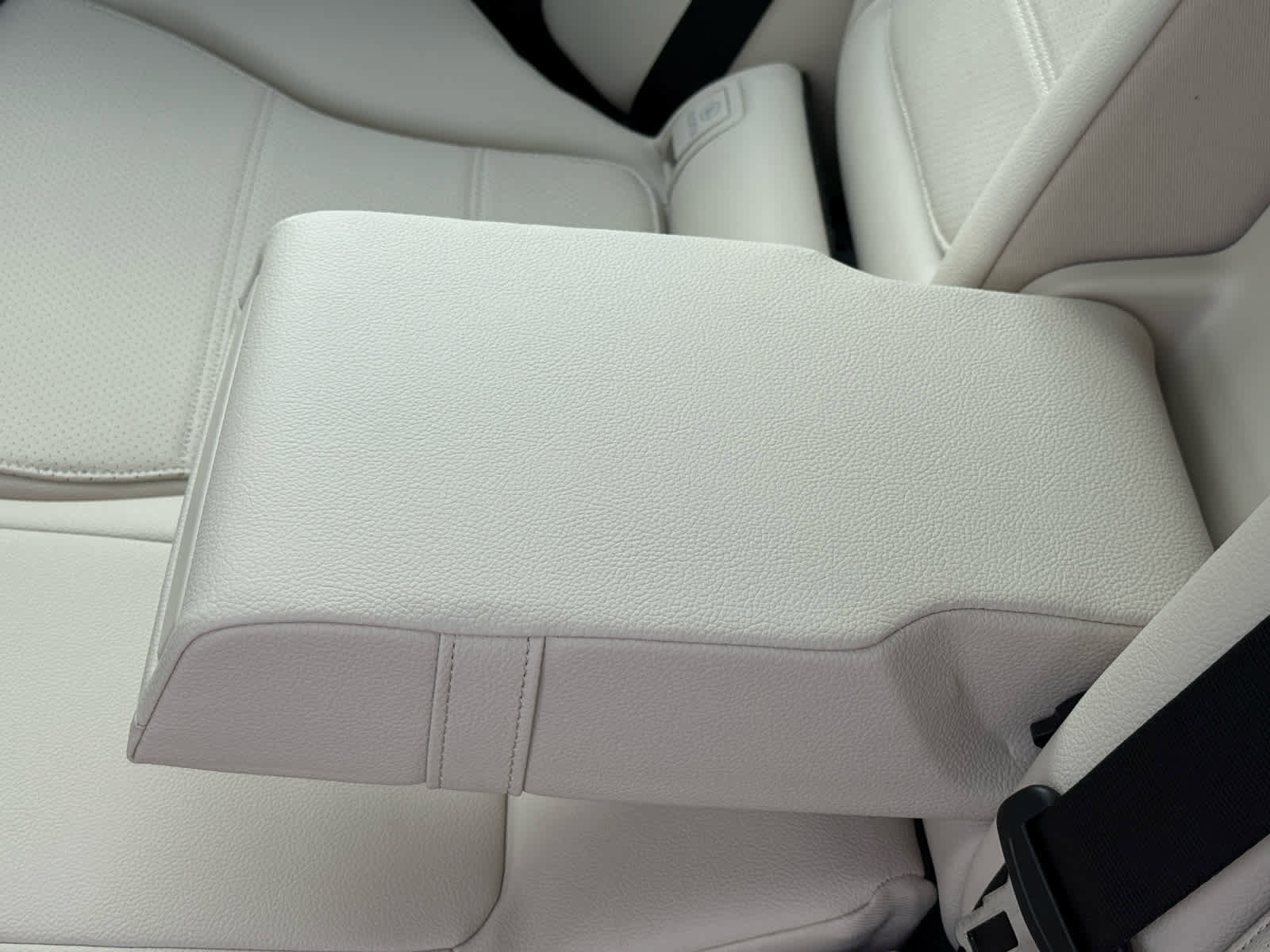 Used 2025 Mercedes-Benz C 300 4MATIC Sedan image 32