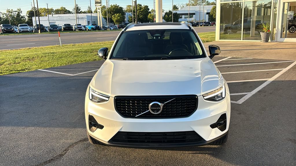 Used 2024 Volvo XC40 B5 Plus w/ Climate Package AWD/4WD image 4