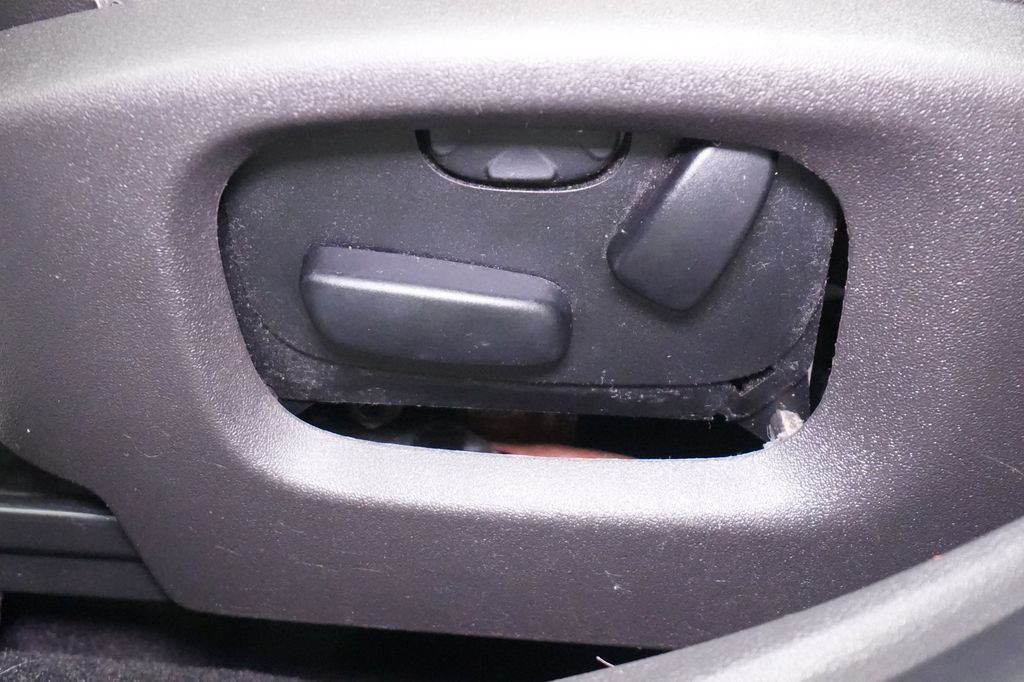 Used 2013 Lincoln MKS AWD image 17