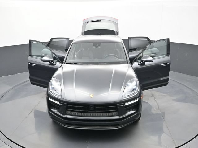 Certified 2025 Porsche Macan AWD/4WD image 31