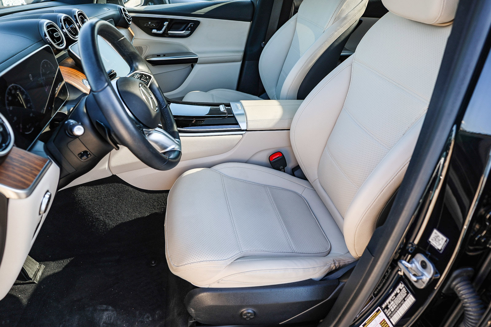 Used 2024 Mercedes-Benz GLC 300 4MATIC image 9