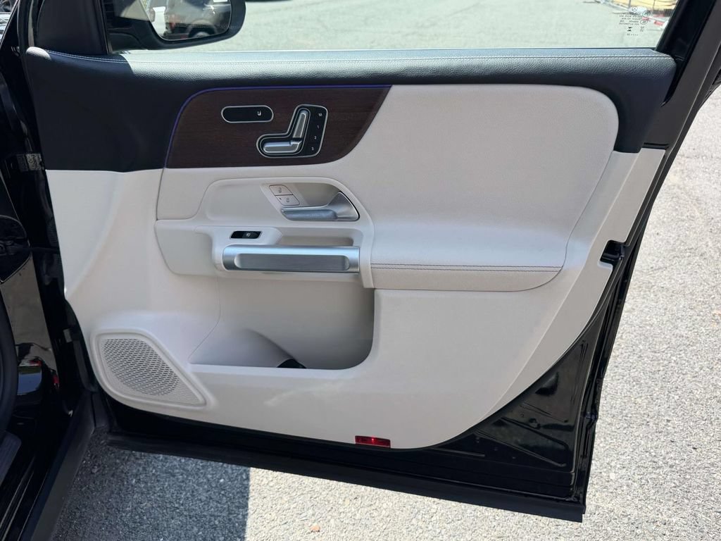 Used 2023 Mercedes-Benz GLB 250 w/ Premium Package image 8