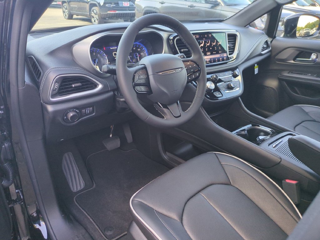 New 2027 Chrysler Pacifica Limited FWD image 15