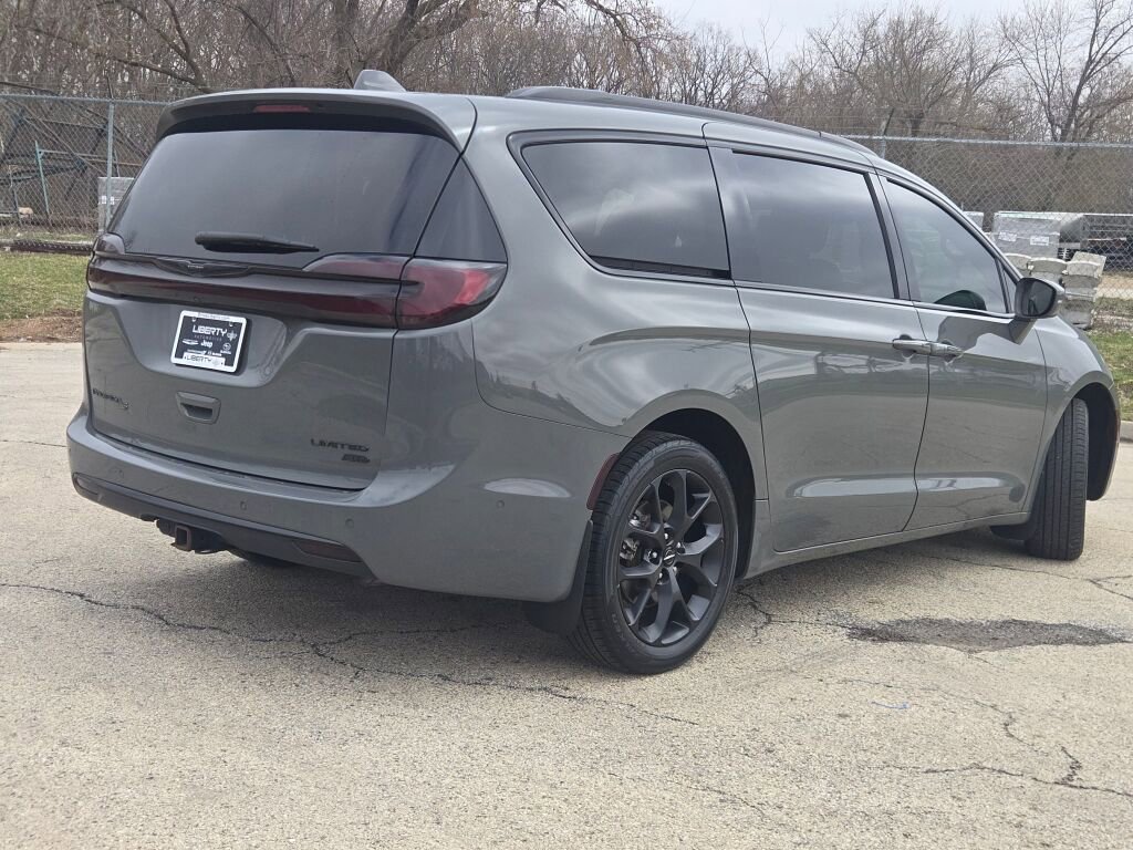 Used 2021 Chrysler Pacifica Limited w/ Uconnect Theater Family Group image 11