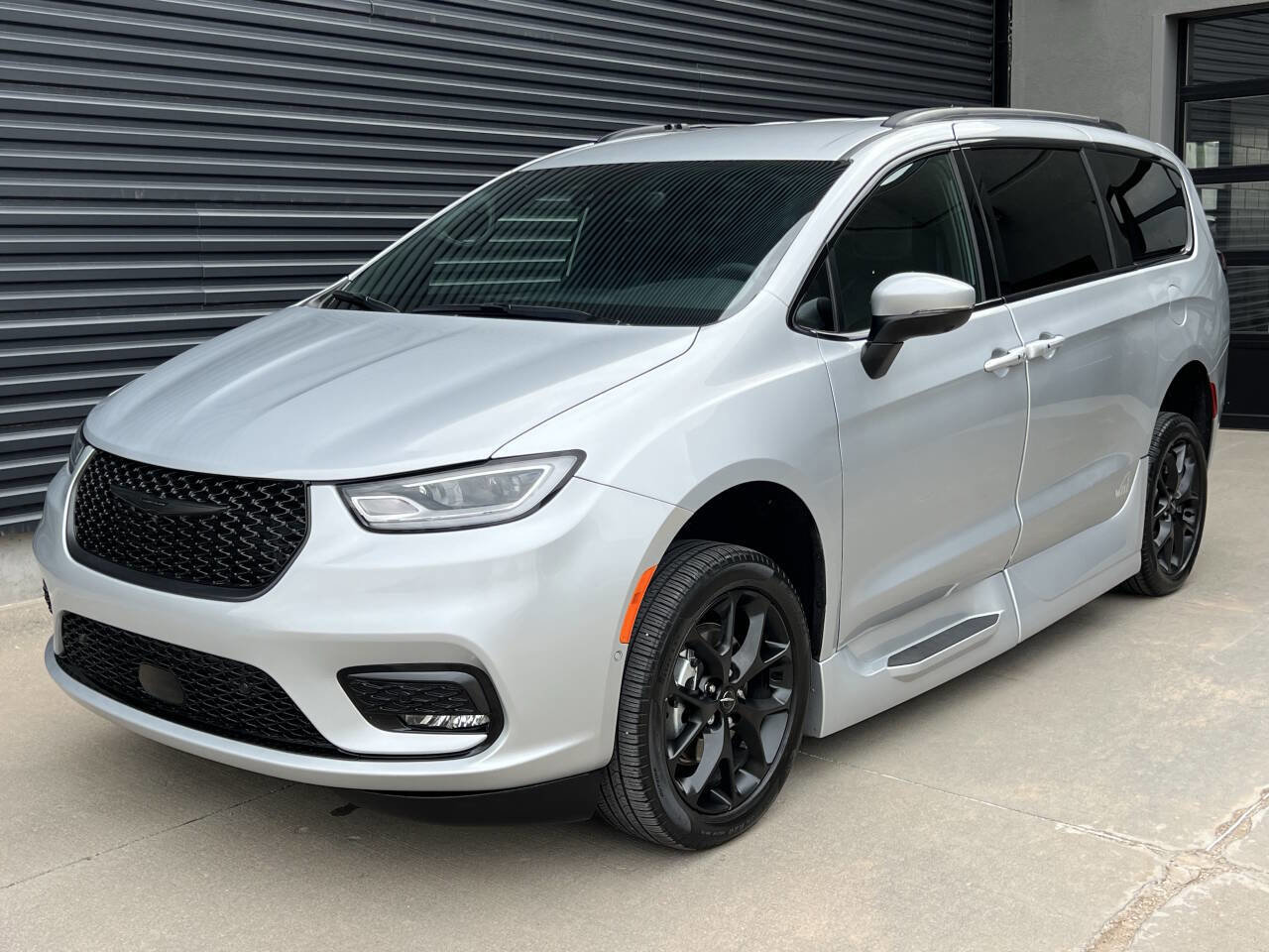 Used 2023 Chrysler Pacifica Touring-L w/ Uconnect Theater Family Group image 6