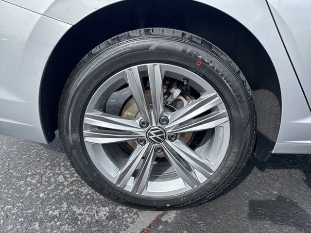 Used 2024 Volkswagen Jetta SE image 9